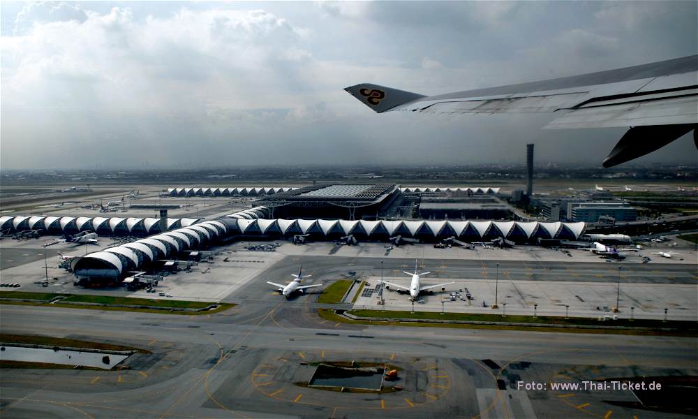 photo: thai-airways flight tg-923 take off in bangkok